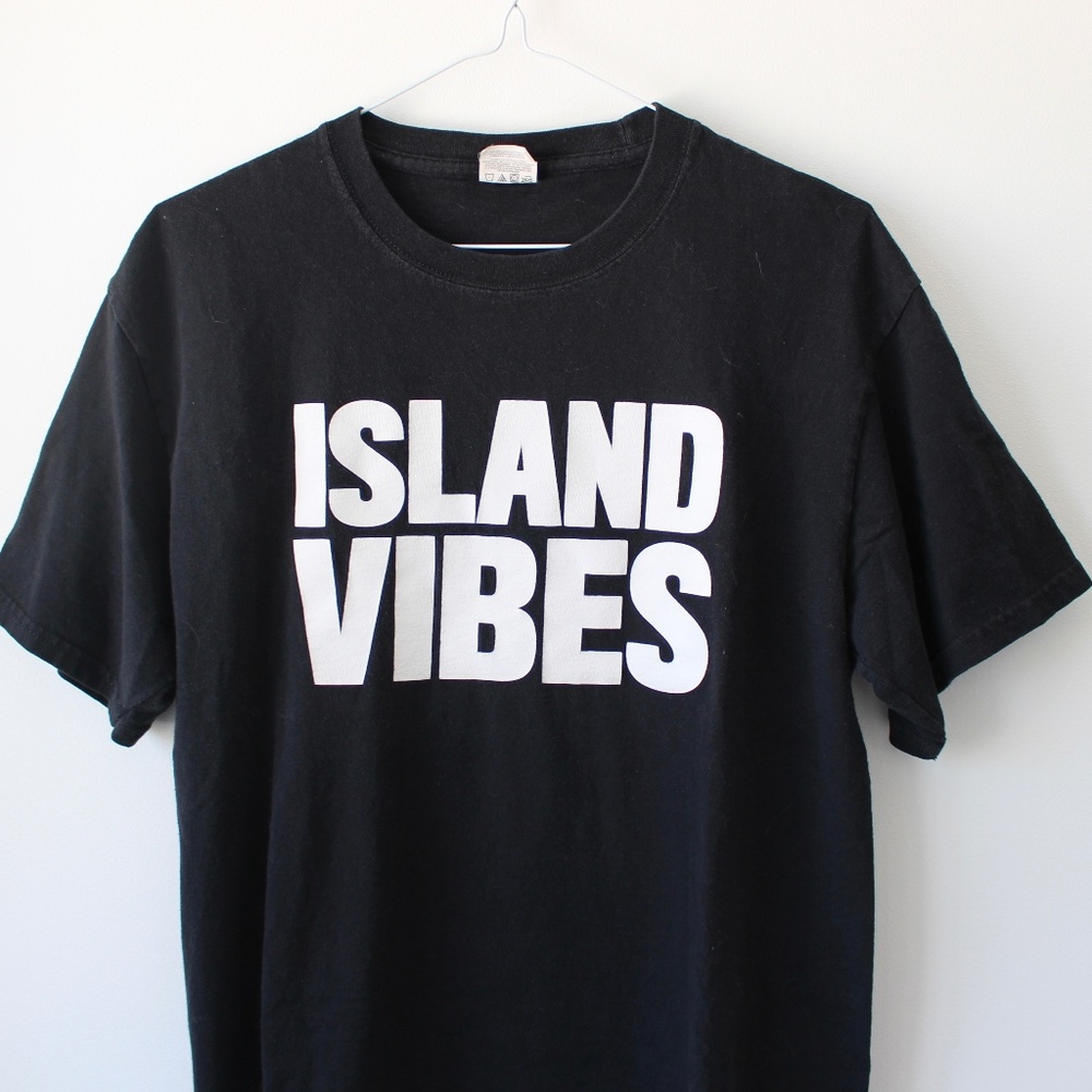 🌟2/$14🌟 Island Vibes graphic t-shirt
